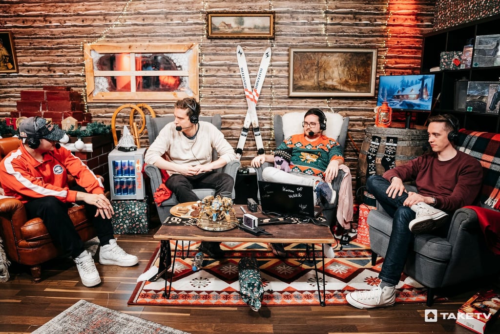 Reynor (l) bei einem Interview im winterlichen Kommentatoren-Setup beim Homestory Cups.