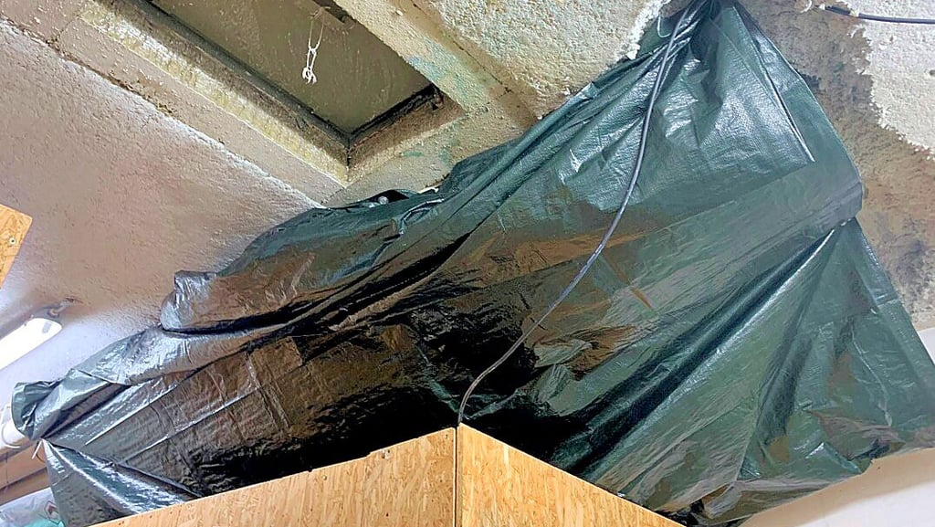 Nach einem erneuten Bruch eines Wasserrohrs im Keller des Wohnblocks Kühlinger Straße 17-23 sollen Planen die Nässe auffangen.