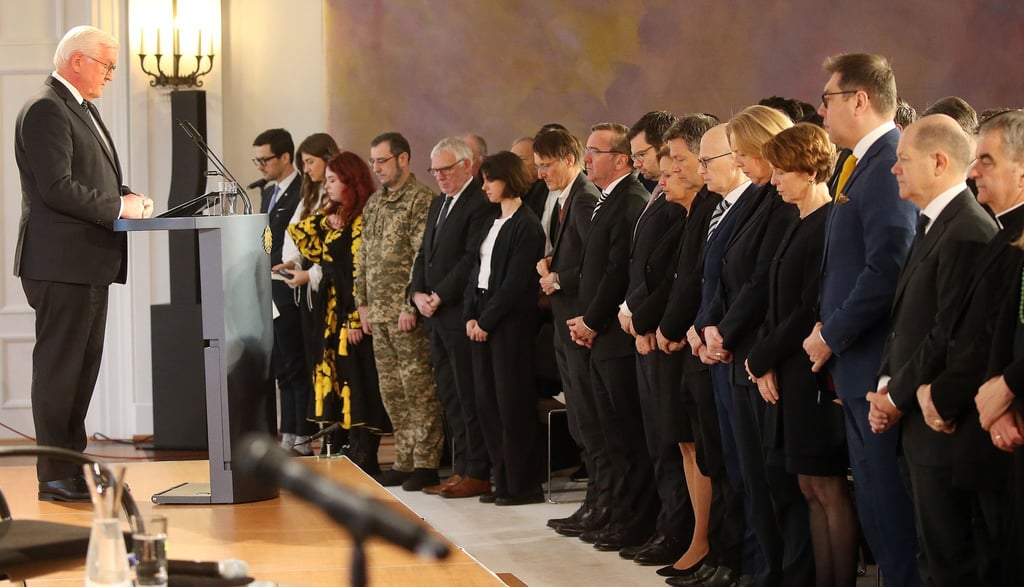 Bundespräsident Frank-Walter Steinmeier und geladene Gäste legen eine Schweigeminute für die Opfer des Ukraine-Krieges ein.
