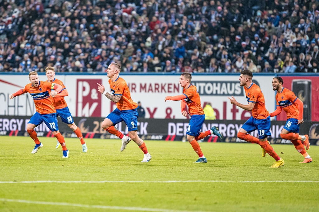 Darmstadts Phillip Tietz (3.v.l.) jubelt nach seinem Tor zur 1:0-Führung.