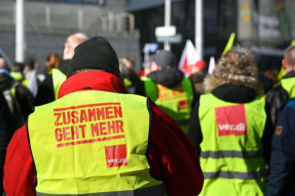 Kommunale Beschäftigte tragen bei einem Warnstreik während einer Kundgebung in Halle Westen der Gewerkschaft Verdi.