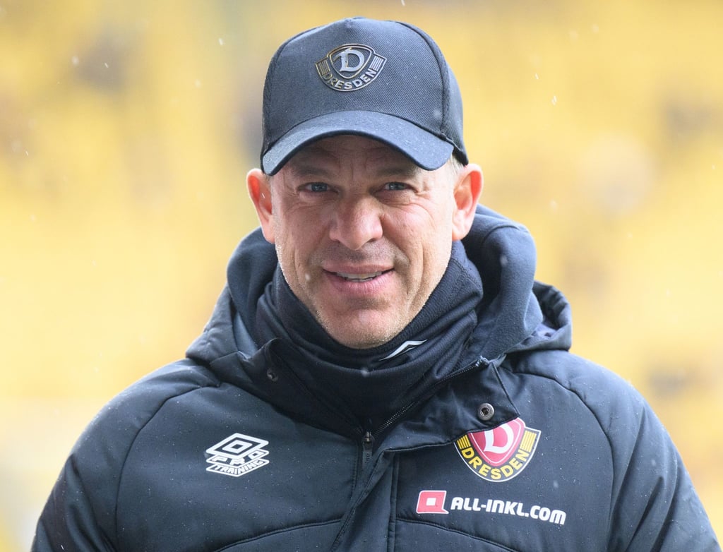 Dynamo-Trainer Markus Anfang steht im Stadion.