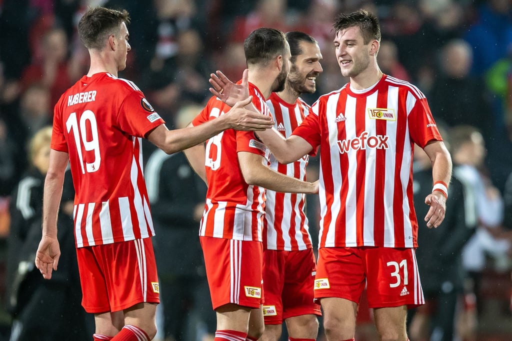 Janik Haberer (l) mit seinen Teamkollegen nach dem Spiel.
