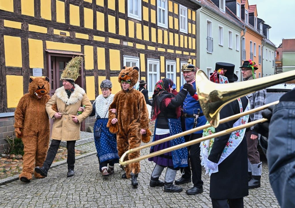 Mitglieder vom Verein Rubisko tanzen beim Zampern im Spreewald auf einer Straße.