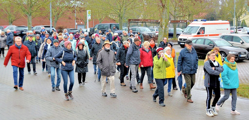 125 Teilnehmer machten sich mit dem Gesundheits-, Therapie- und Behindertensportverein Wanzleben zur Wanderung auf.