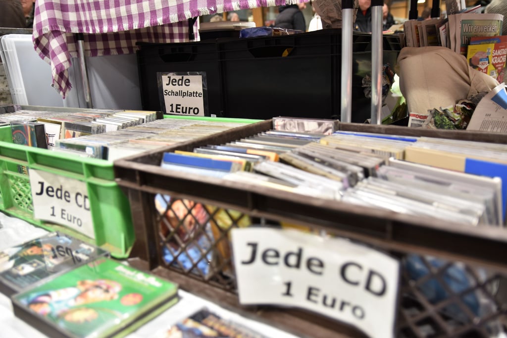 Jede Schallplatte und CD kostet 1 Euro. Der Umsatz kommt über die Masse.