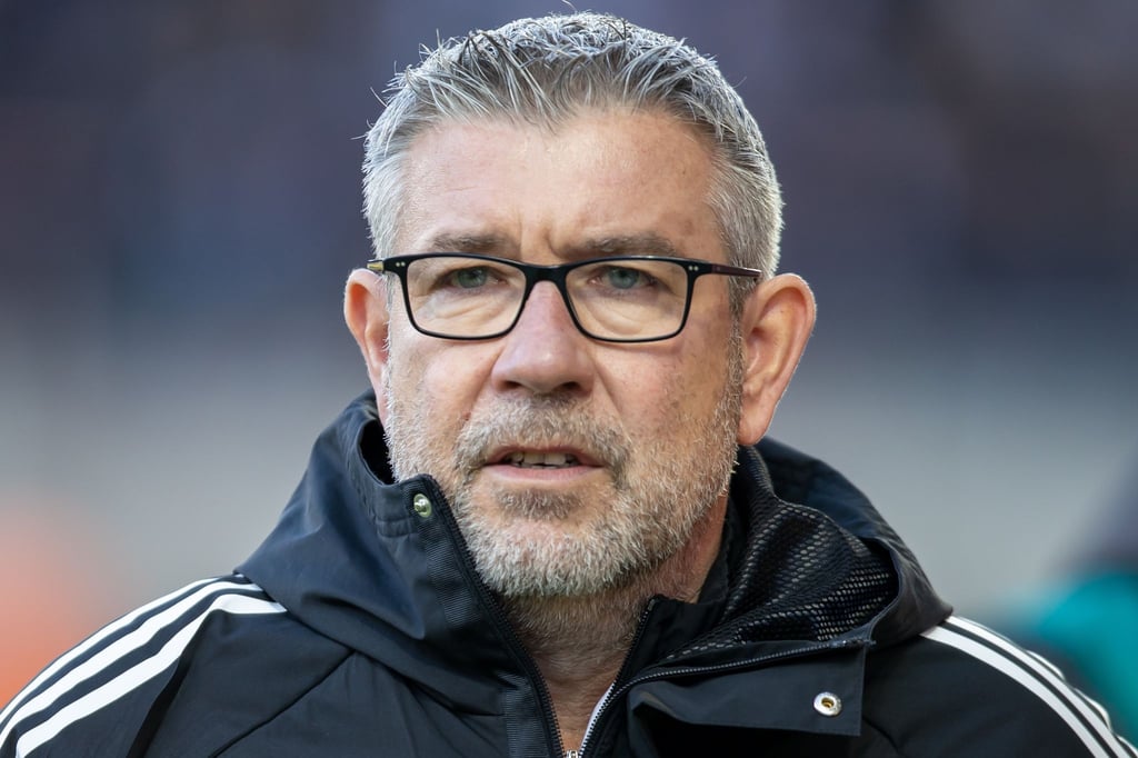 Trainer Urs Fischer von Union Berlin blickt konzentriert.