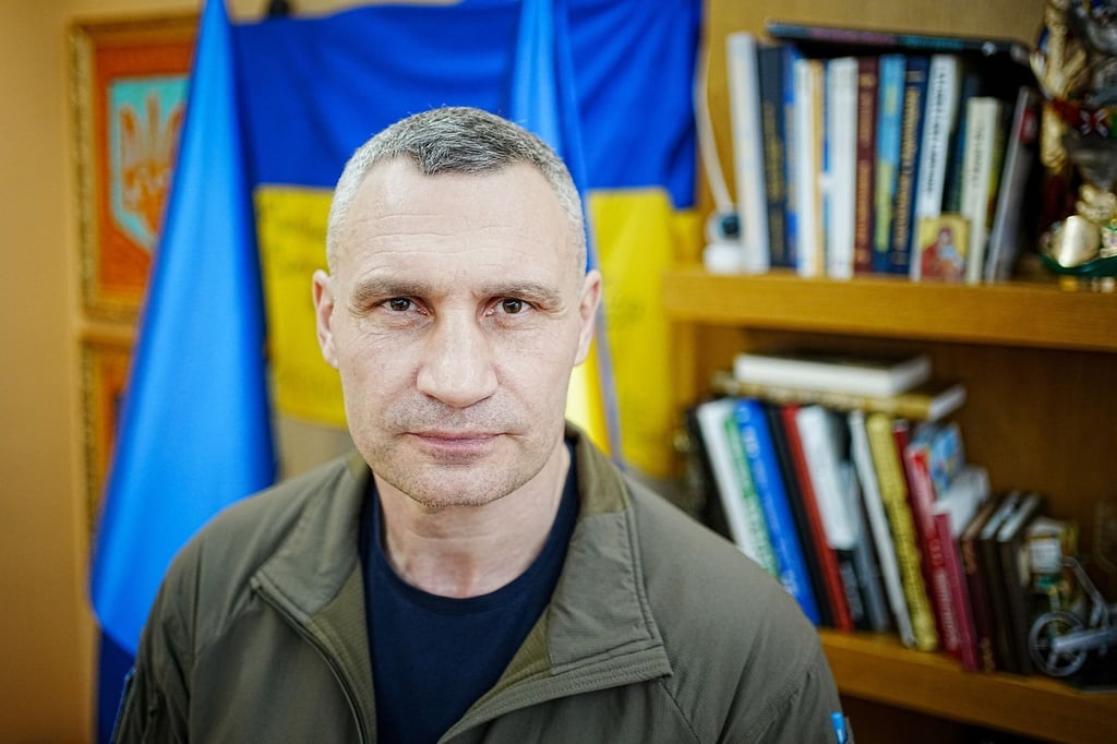 Vitali Klitschko, Bürgermeister von Kiew, steht nach einem Interview in seinem Büro im Rataus der ukrainischen Hauptstadt.