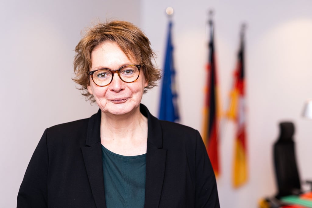 Daniela Behrens (SPD), Innenministerin von Niedersachsen, steht in ihrem Büro.