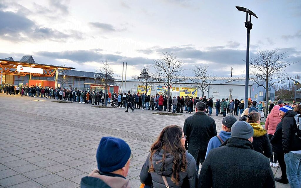 Hunderte Besucher strömten zum Nachtflohmarkt in den Messehallen. Teilweise bildeten sich längere Schlangen vor dem Eingang.