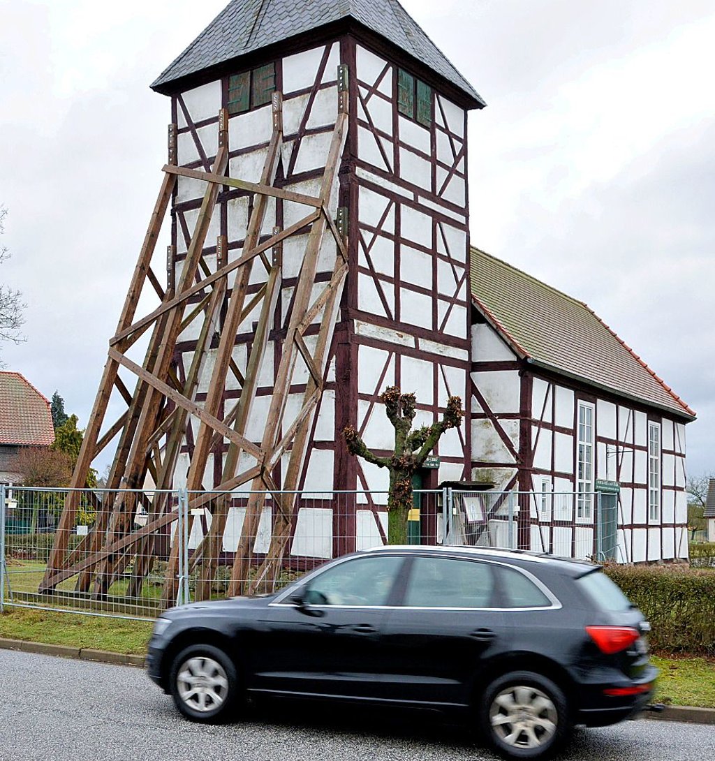 Der Wenzer Kirchturm ist seit 2019 eingerüstet und mit dicken Holzbalken gesichert. Ein Sanierungstermin ist weiter offen.