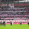 Zahlreiche Botschaften der Fans von RB Leipzg gegen soziale Kälte.