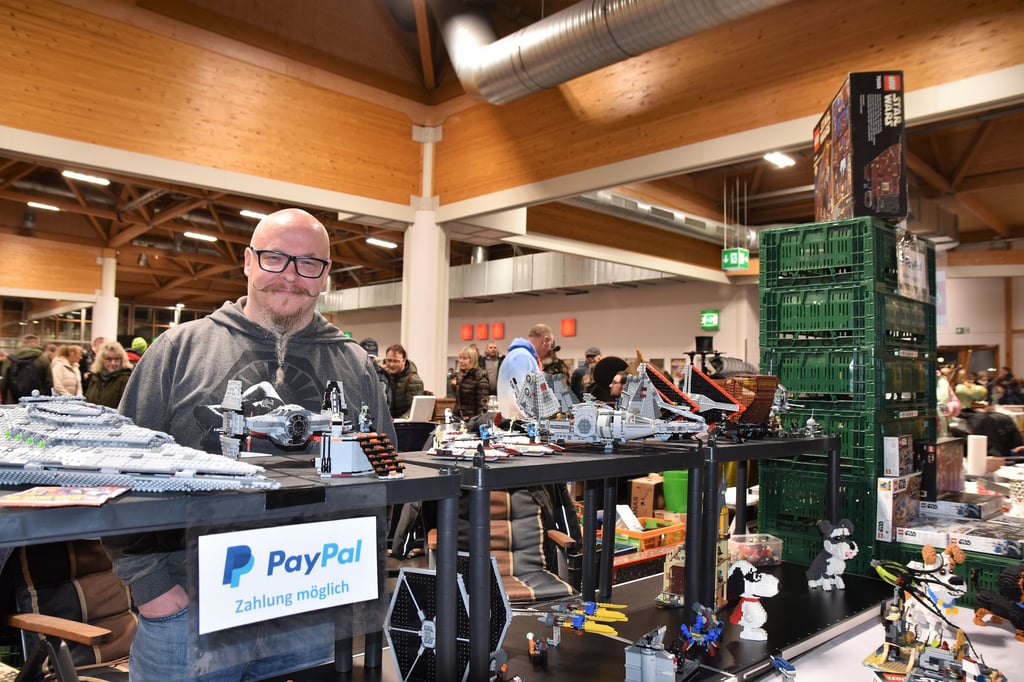 Michael Kollatsch verkauft Star-Wars-Modelle aus seiner Lego-Sammlung. Der teuerste Bausatz kostet 500 Euro. Kunden können per Paypal zahlen.