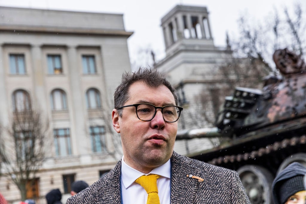 Oleksii Makeiev, Botschafter der Ukraine in Deutschland, steht vor dem zerstörten russischen Panzer.