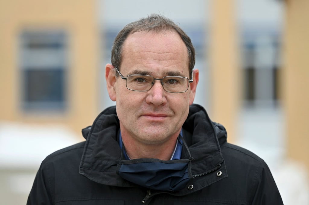 Tilo Kummer (Die Linke), Bürgermeister von Hildburghausen, schaut in die Kamera.
