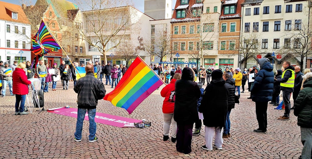 Mit Friedens- und Ukraineflaggen demonstrierten fast hundert Teilnehmer auf dem Markt in Bitterfeld gegen den Krieg.