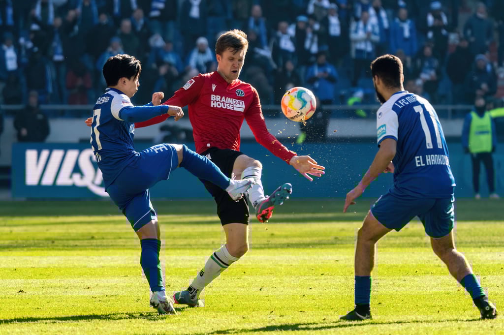 Tatsuya Ito (l./gegen Fabian Kunze) arbeitete nicht nur nach vorn, sondern sicherte auch nach hinten ab.