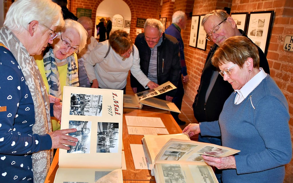 Auf dem einstigen Beratungstisch des Ratsvorsitzenden der ehemaligen Kreisstadt Havelberg lagen zur Ausstellungseröffnung im Prignitz-Museum am Sonnabend drei weitere Bilderchroniken aus, in der die Besucher gern geblättert haben.