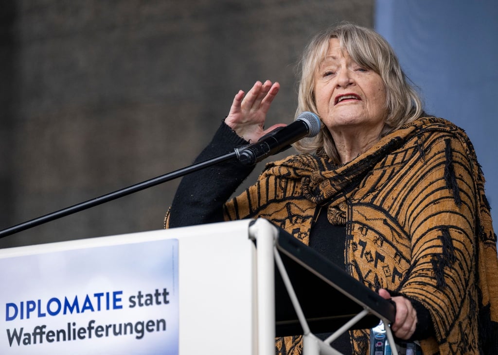 Frauenrechtlerin Alice Schwarzer spricht während der Demonstration auf der Bühne.