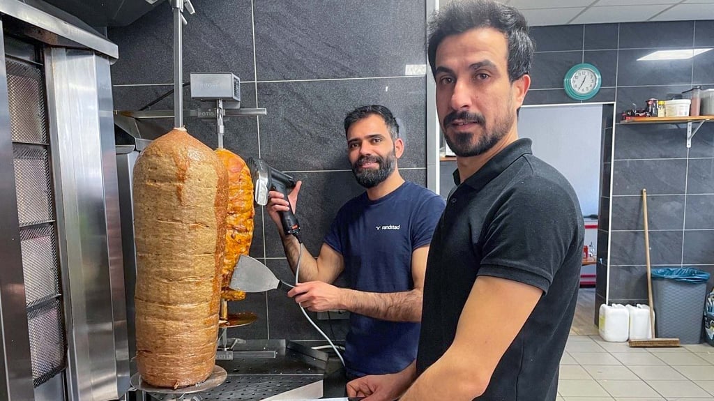 Jehad Alrajab (vorne) und Ismail Alyousef haben in Hohenmölsen einen Imbiss eröffnet. Die beiden Männer können sich auch vorstellen, in die Stadt zu ziehen.