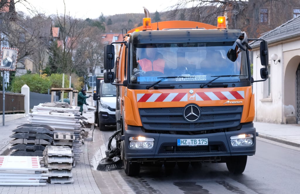 Die große Kehrmaschine des Blankenburger Bauhofs hat sich zuletzt rar gemacht in der Harzstadt. Das hat aber einen Grund.