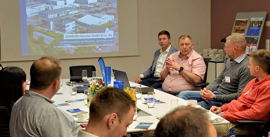 Die Wirtschaftsjunioren lauschten bei Kraiburg Relastec dem Vortrag von Produktionsleiter Torsten Schilling.