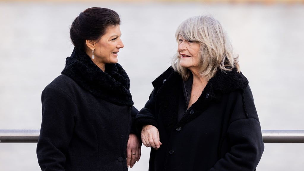 Sahra Wagenknecht (Die Linke, l), Politikerin, und Alice Schwarzer, Frauenrechtlerin, stehen im Rheinauhafen am Rhein.
