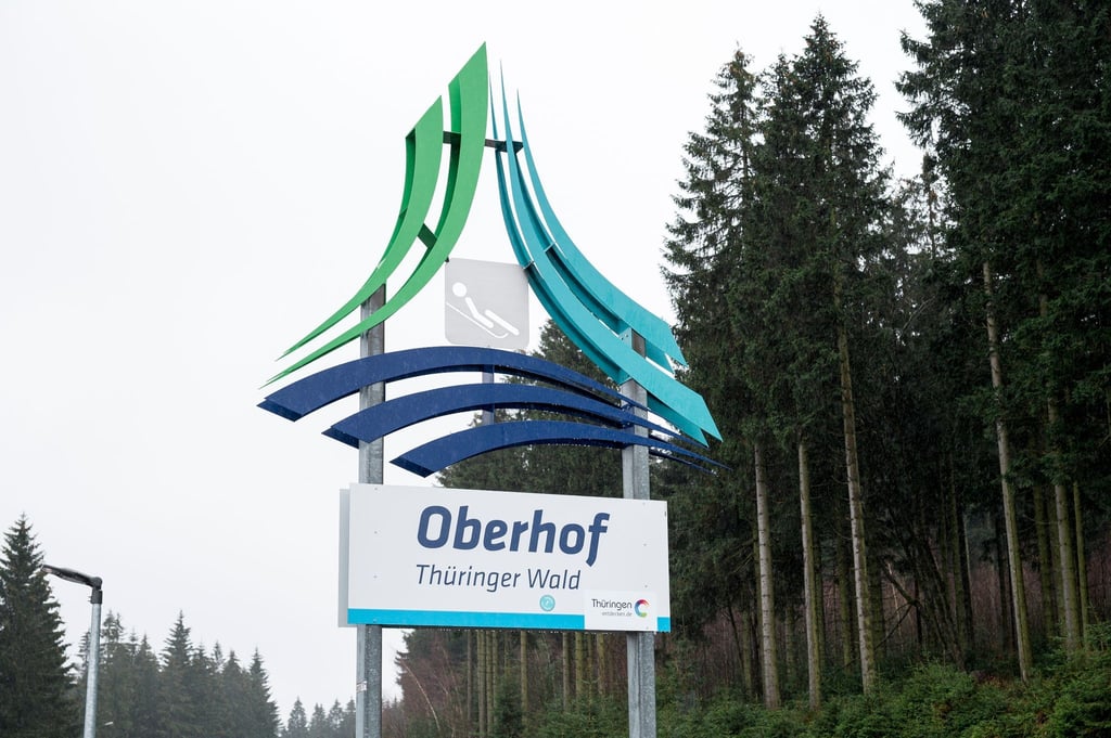 Ein Hinweisschild mit der Aufschrift "Oberhof Thüringer Wald".