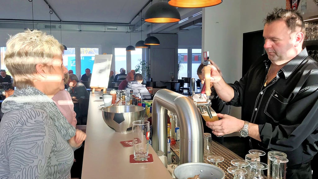 Wirt Alexander Schilanksi kann endlich wieder im Sportlerheim in Barleben Bier zapfen. Seine Gastronomie ist das erste Projekt, das im Rahmen des Neubaus des Mehrzweckgebäudes des FSV fertiggestellt wurde.