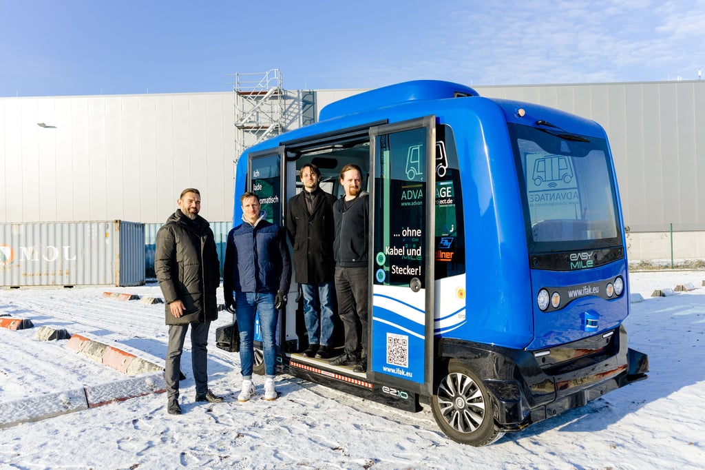 Dr. Maxim Nesterov und M.Eng. Bastian Rappholz vom Projektteam AULA-KI des ifak e.V. sowie Dr. Christoph Steup und M.Sc. Dominik Weikert vom Projektteam AULA-KI der Uni Magdeburg (v.li.n.re.) führen erste Tests mit dem EasyMile Shuttle auf dem Galileo-Testfeld der Uni Magdeburg durch.