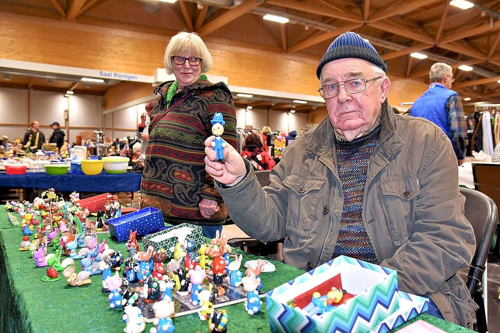 Klaus Mühlberg zeigt das Messemännchen. Die Figur hat er liebevoll selbst aus Modelliermasse gestaltet. Er macht das schon seit Jahrzehnten.