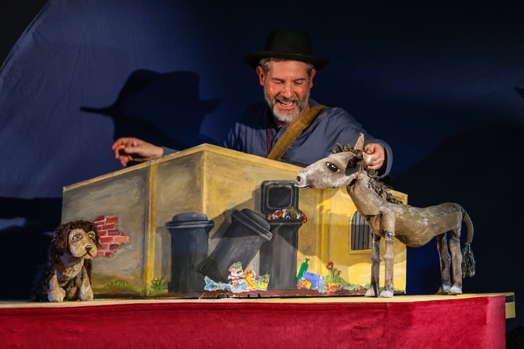 Puppenspieler Sebastian Günther, hier bei einem Auftritt in der Burg Querfurt, kommt auch 2023 zu den Festtagen des Puppentheaters.