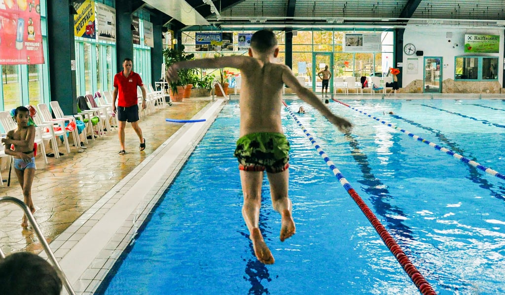 Den Sprung ins Wasserbecken wagen. Für viele Kinder noch eine große Herausforderung, da aufgrund der Pandemie wichtige Schwimmunterrichtsstunden weggefallen sind. Im Altoa in Stendal können Kinder das Schwimmen lernen.