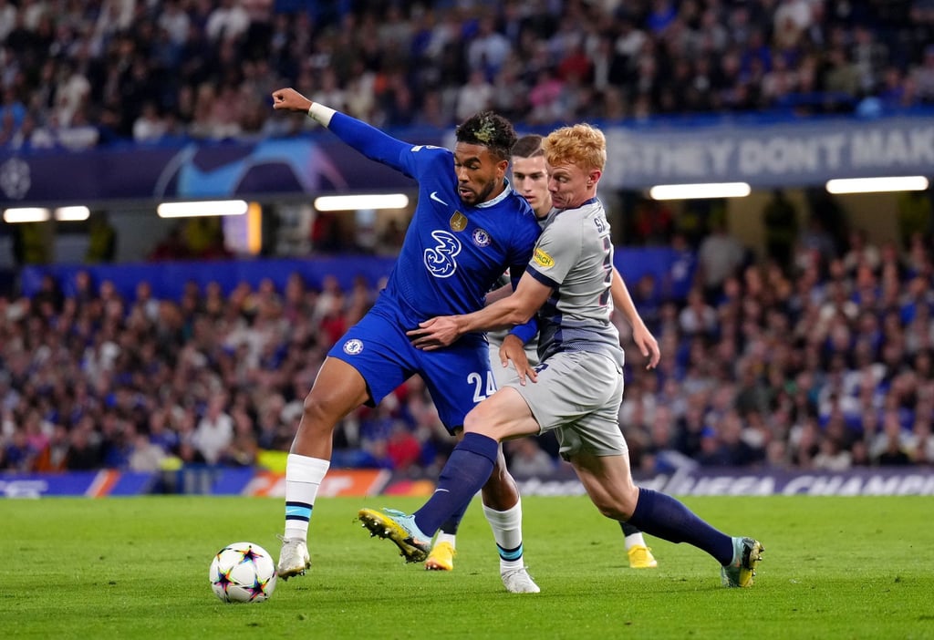 Chelseas Reece James (l) und RB Salzburgs Nicolas Seiwald kämpfen um den Ball