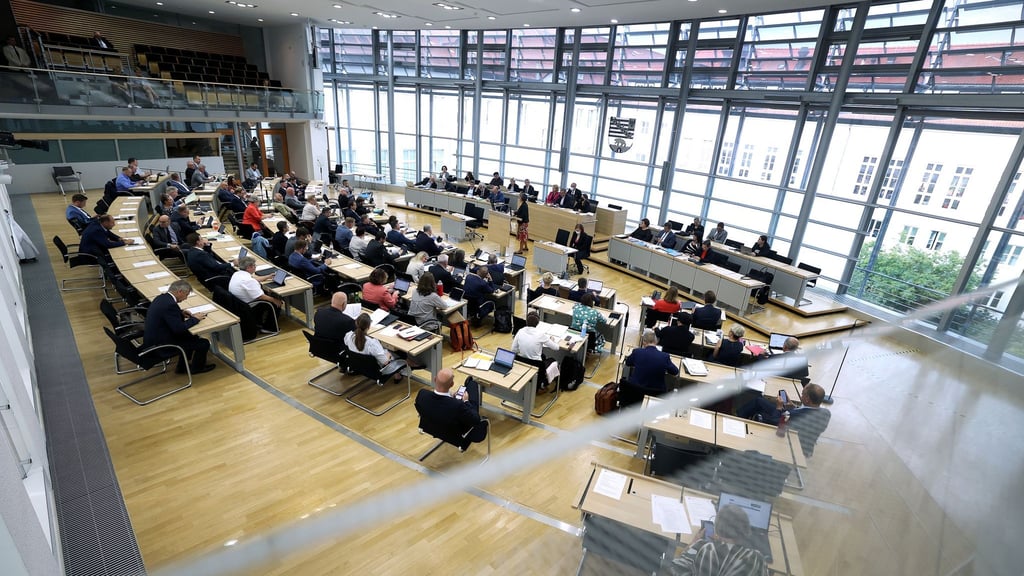 Abgeordnete sitzen während der Landtagssitzung im Plenarsaal.