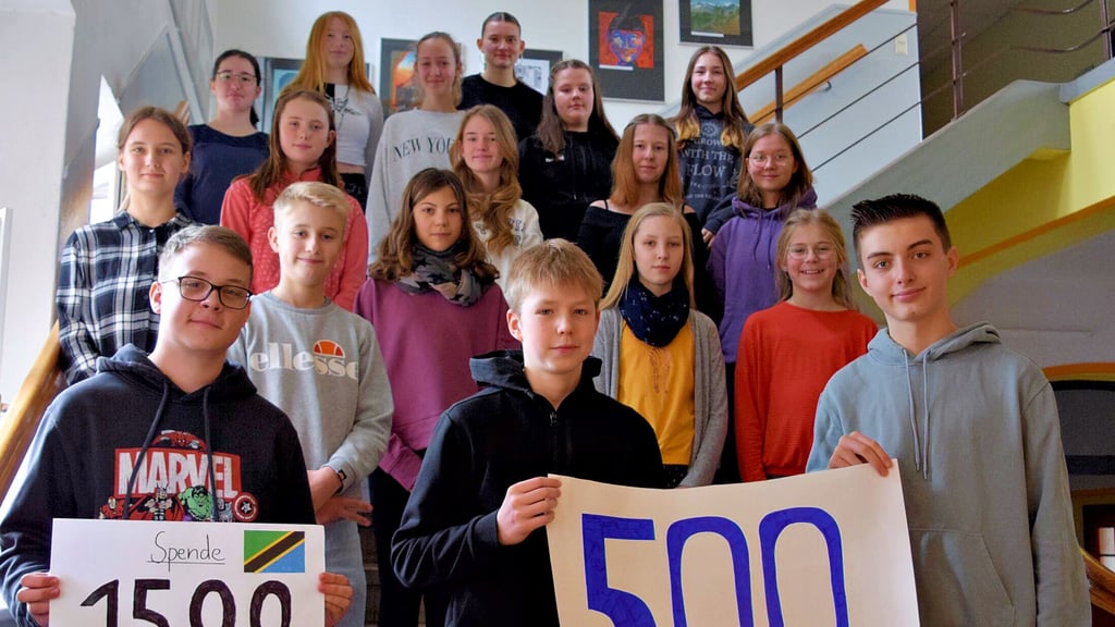 Jede Klasse des Freiherr-vom-Stein-Gymnasiums Weferlingen hat einen Teil ihres Erlöses vom Weihnachtsmarkt gespendet. Die Klassensprecher haben sich über die Aufteilung der Summe von insgesamt 1500 Euro geeinigt.