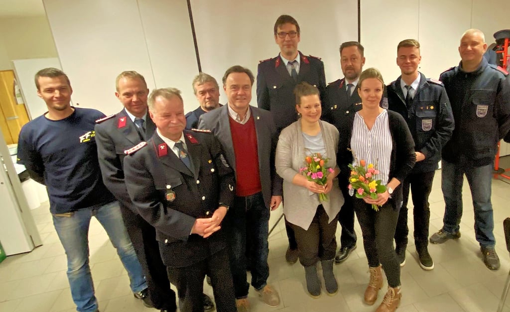 Während der Jahreshauptversammlung wurden Kameraden der Lindaer Wehr befördert und geehrt. Sie stellten sich zum Gruppenbild mit Ortswehrleiter Hartmut Lange und Jessens Bürgermeister Michael Jahn (3. u. 5. v. li.).