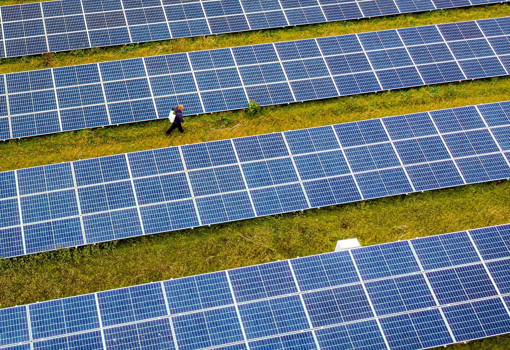 In Satuelle könnte einer der größten Solarparks Deutschlands entstehen. Doch die Meinungen dazu sind gespalten, bei einer entsprechenden Informationsveranstaltung zeigt sich, wie die Solarpaneele die Gemüter erhitzen.