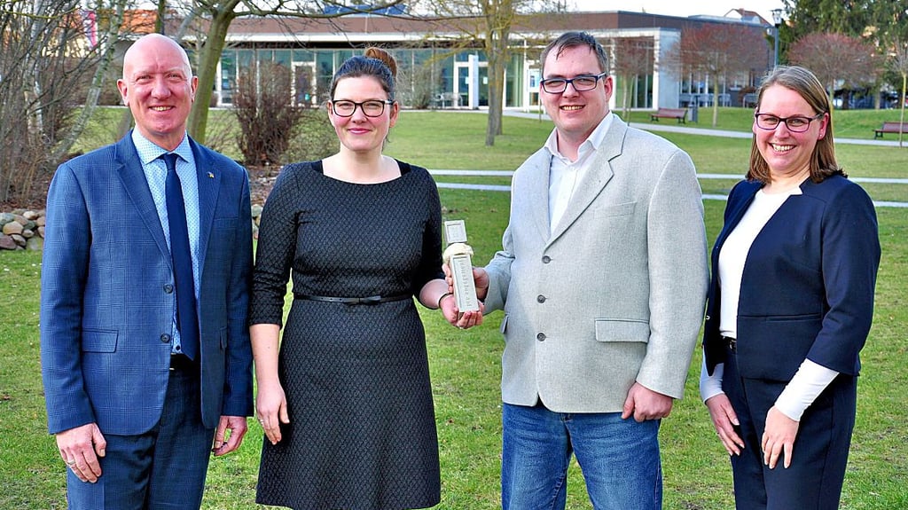 Christian Walbrach (von links) verlieh an der Hochschule Magdeburg-Stendal den Sonderpreis "Pro Engagement" an Wiebke Bretschneider (Geschäftsführerin des Projektes) und eine der sechs ausgebildeten Bildungsfachkräfte, Sven Gräbner. Katja Albrecht ist Teil der Jury, die für die Auswahl der Gewinner verantwortlich war.