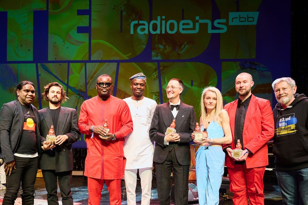 Die Preisträger von links nach rechts: Derik Lynch, Matthew Thorne, Babatunde Apalowo, Damilola Orimogunjeam, Paul B. Preciado, Vicky Knight, Bohdan Zhuk und Andriy Khalpakhchi.