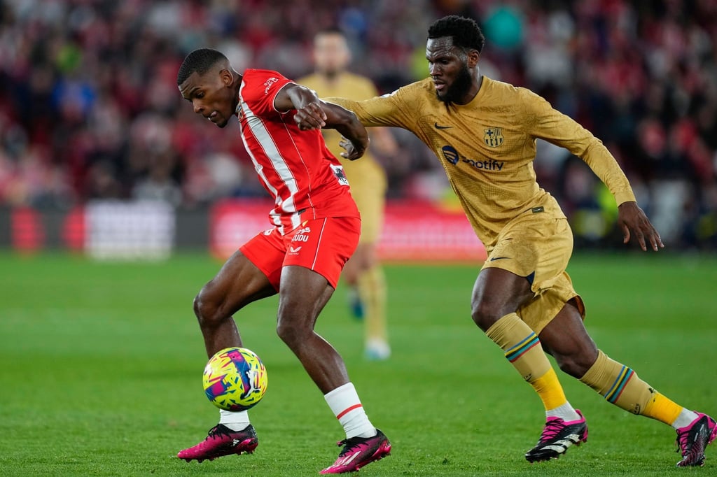 Sergio Akieme (l) von UD Almeria gegen Franck Kessie vom FC Barcelona.