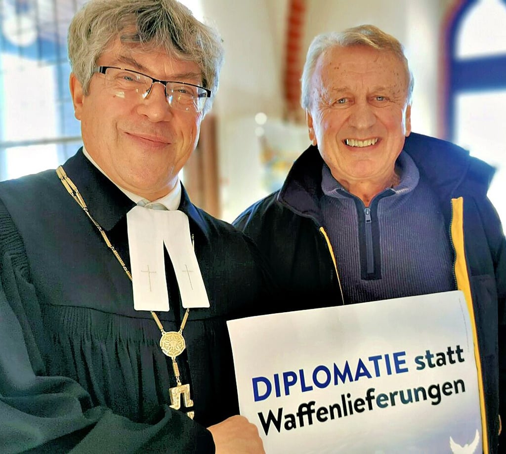 Lothar Frontzek aus Havelberg hatte für Landesbischof Kramer ein Plakat von einer Friedensdemonstration mitgebracht.