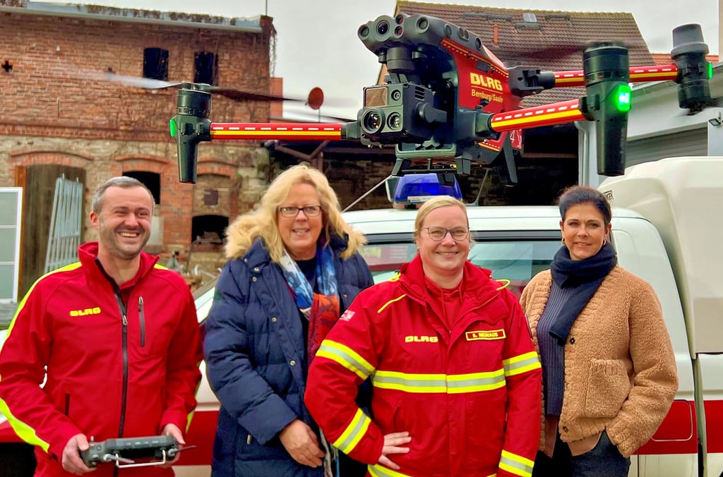 Christian Skuballa (links), Astrid Wessler, Susanne Neuhaus und Anja Gutting beobachten die neue Einsatzdrohne des Bernburger DLRG.