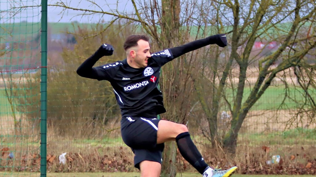 Euphorisch feierte Dustin Jurkiewicz sein Führungstor gegen den SC Bernburg. Am Ende trennten sich Amsdorf und der Gast 1:1-Unentschieden.