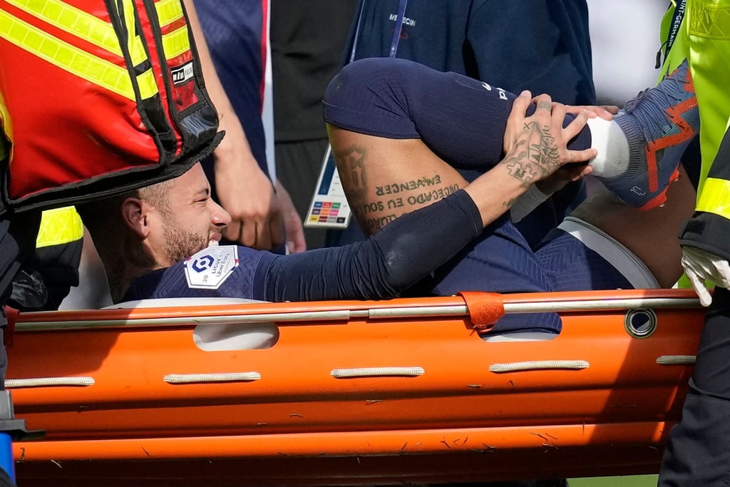 Neymar musste mit einer Trage vom Platz gebracht werden.