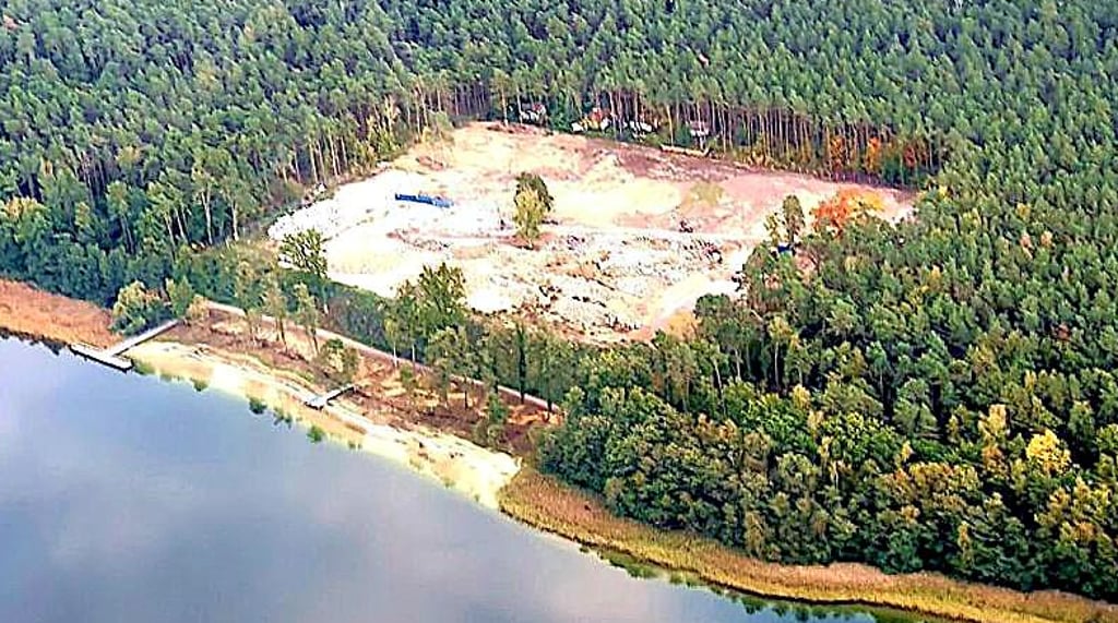 Noch völlig frei liegt das Gelände des Waldheim Resorts am Arendsee.