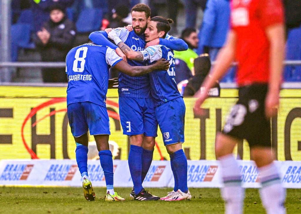 Erleichtert feiert Luc Castaignos (Mitte) mit Baris Atik (r.) und Moritz-Broni Kwarteng (l.) den Auswärtsdreier des 1. FC Magdeburg und sein Tor in der niedersächischen Landeshauptstadt.