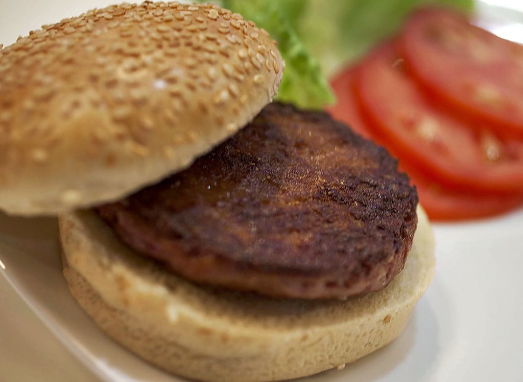 In den Niederlanden hat ein Forschungsteam um Mark Post schon im Jahr 2013 einen Burger aus Zellfleisch hergestellt.