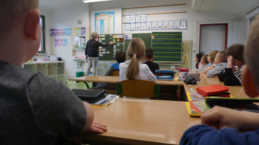 Unterricht in der Grundschule Anhaltsiedlung: Das Lehren an der Tafel ist für die Pädagogen nur ein Teil ihrer Arbeit.