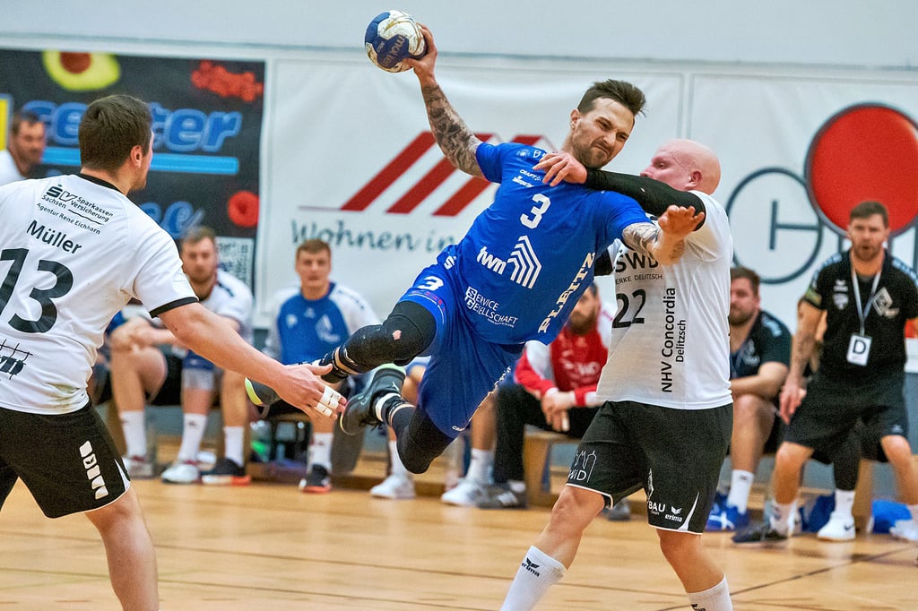 Wurde in der Schlussphase mit fünf Toren in Folge beinahe zum Matchwinner für die Burgenländer: Kapitän Kenny Dober, der in dieser Szene von seinem ehemaligen Teamkollegen und jetzigen Delitzscher Benedikt Schmidt hart attackert wird.